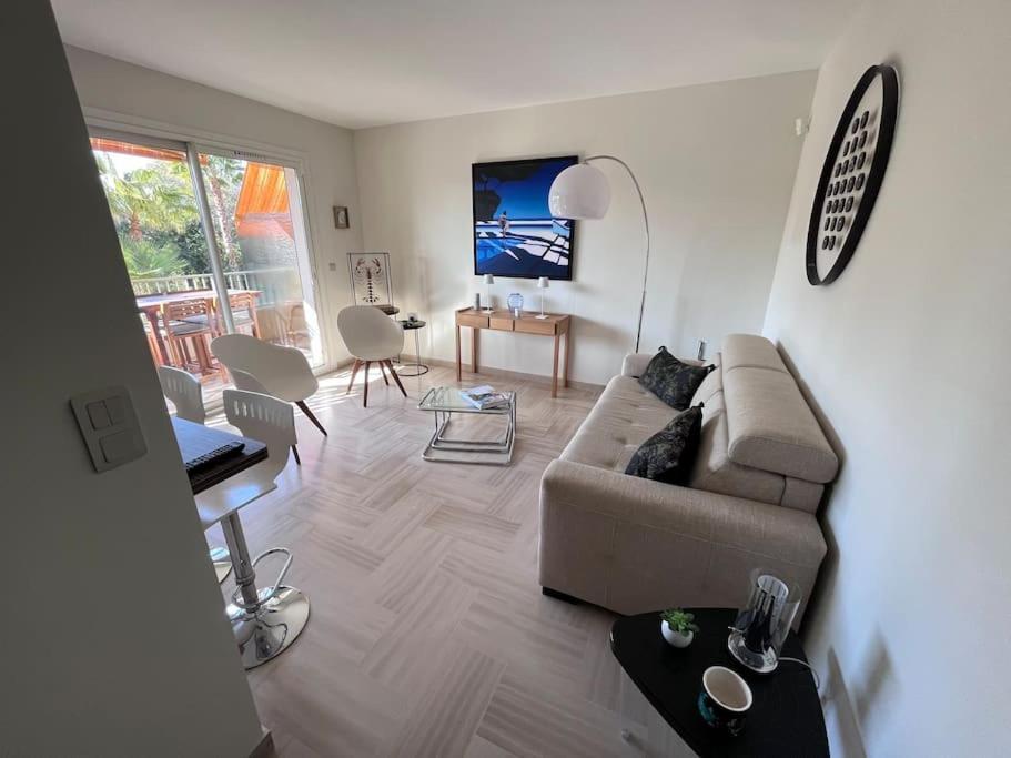 Appartement Avec Terrasse, Vue Jardin Et Piscine Antibes Bagian luar foto
