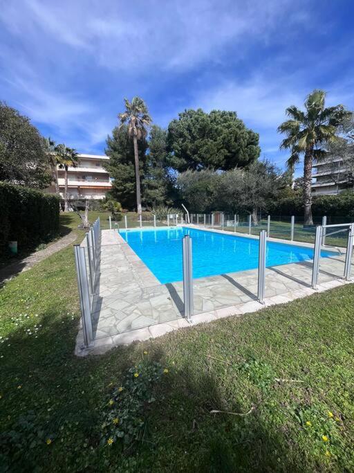 Appartement Avec Terrasse, Vue Jardin Et Piscine Antibes Bagian luar foto