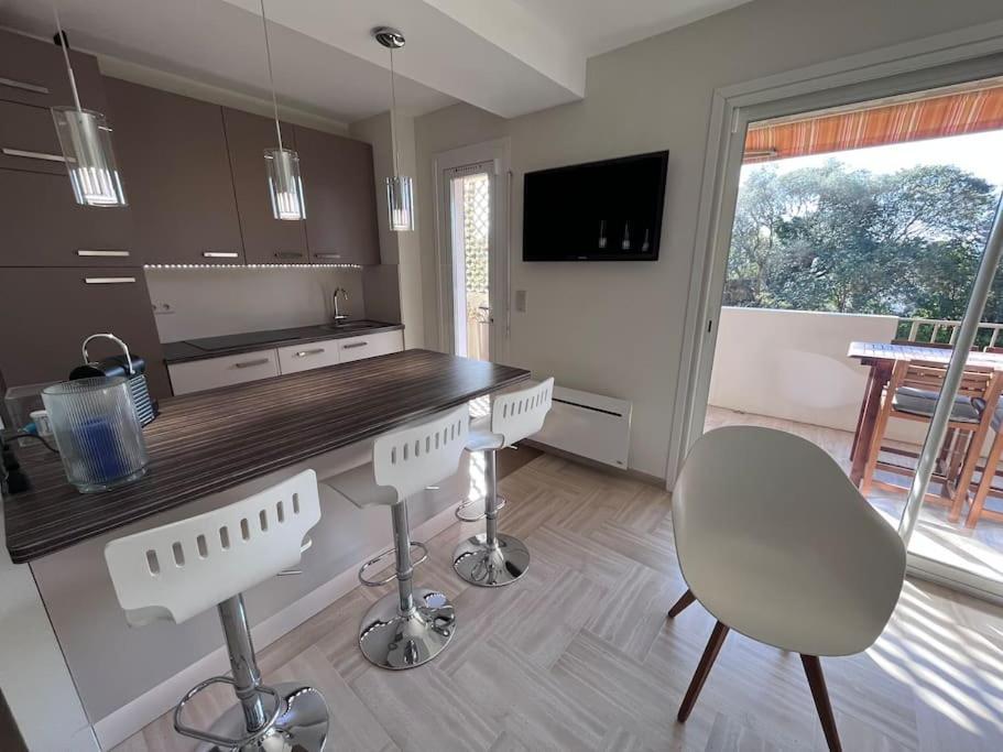 Appartement Avec Terrasse, Vue Jardin Et Piscine Antibes Bagian luar foto