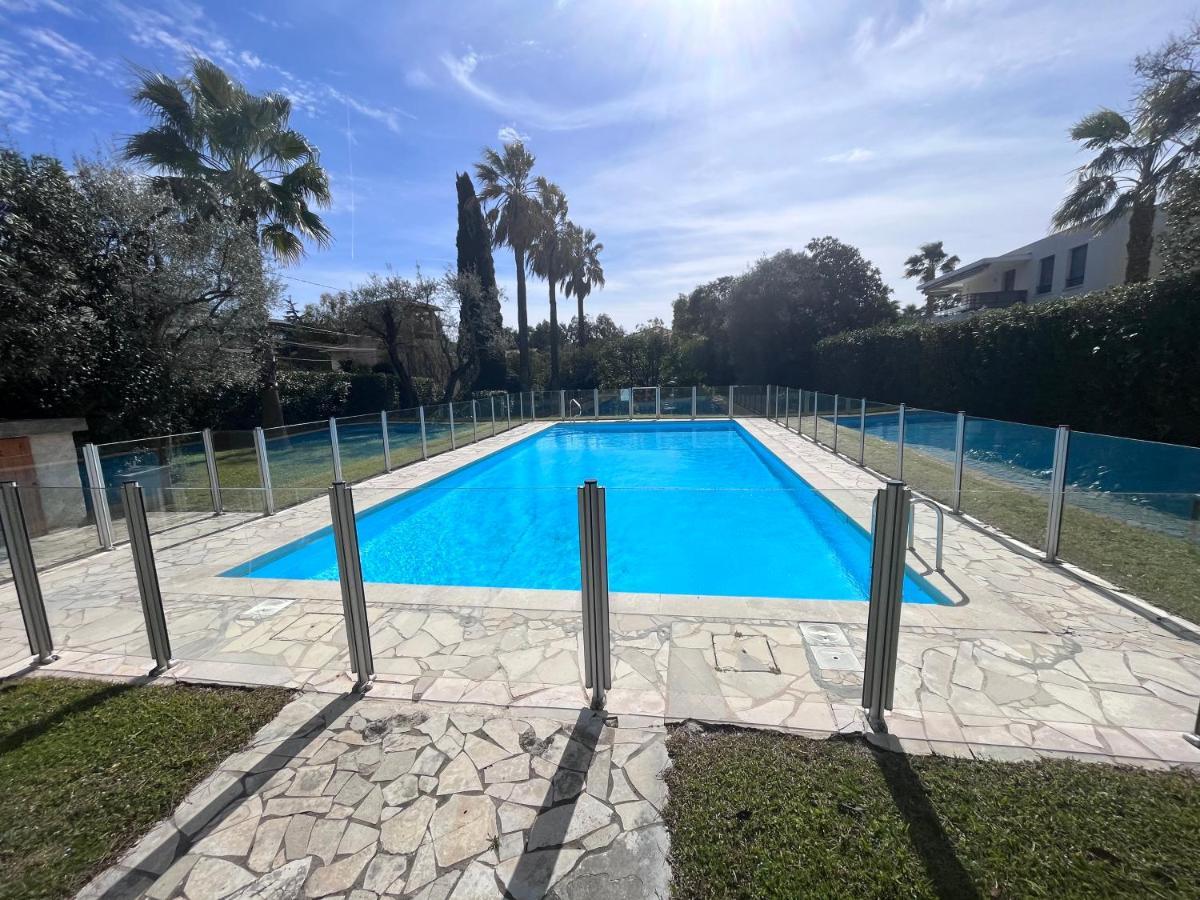 Appartement Avec Terrasse, Vue Jardin Et Piscine Antibes Bagian luar foto